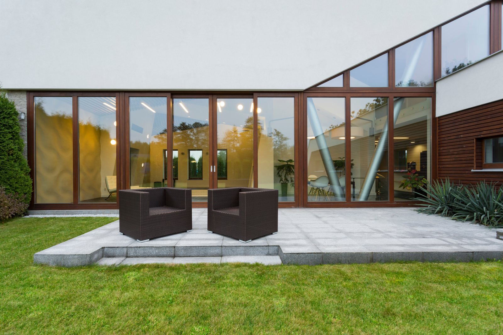 Villa patio with rattan chairs خاصية الواجهة البحرية